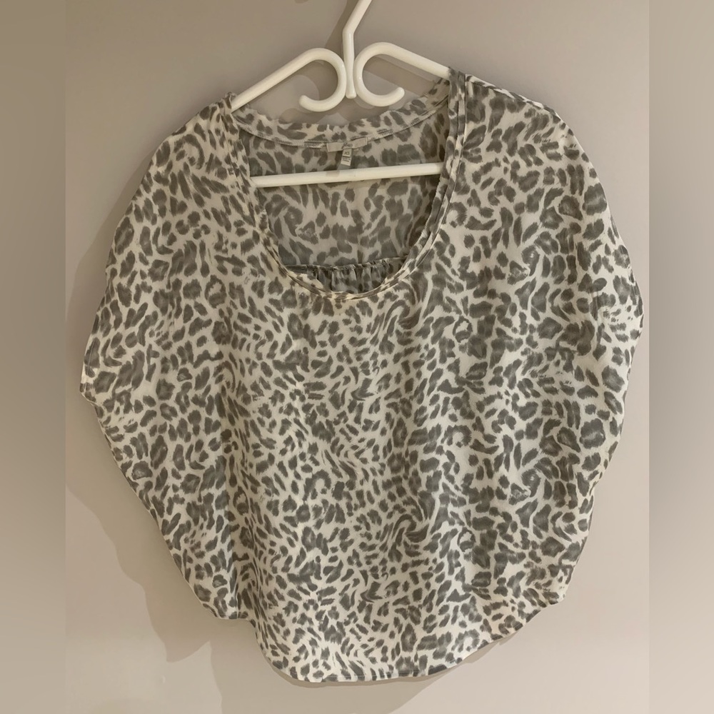 Joie 100% Silk Short Sleeve Blouse - Size XS. Neutral Animal/Leopard Print